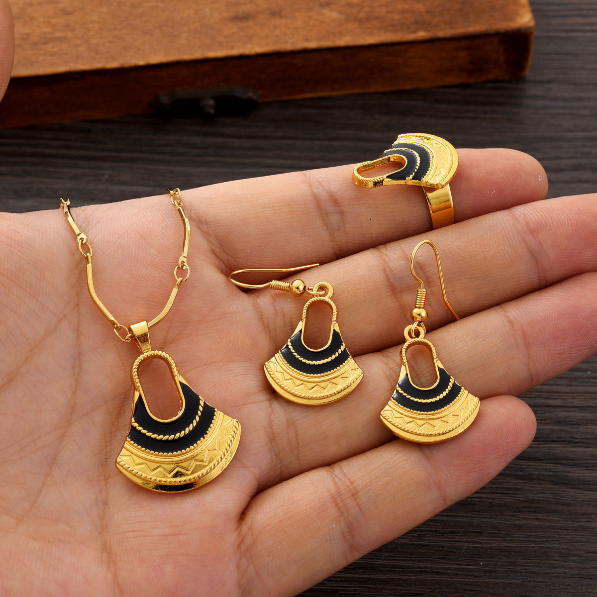 طقم مجوهرات ذهبي اللون من Fash - مراجعة Men Accessories India وسعره
